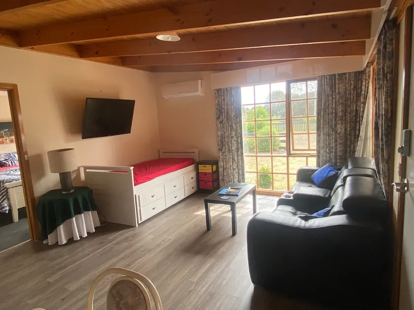 Private retreat 100m shops/eateries, 33 min Hobart - Image 1