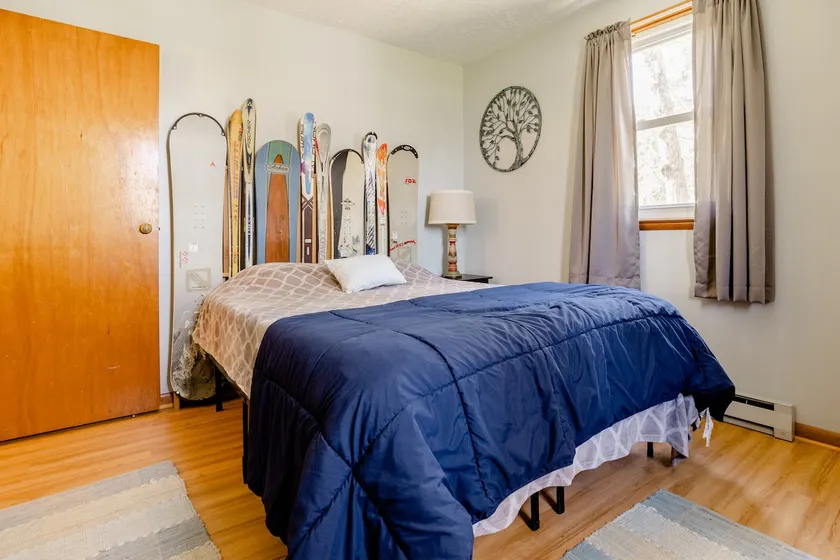 Cozy cottage with lake view, centrally located - Image 1
