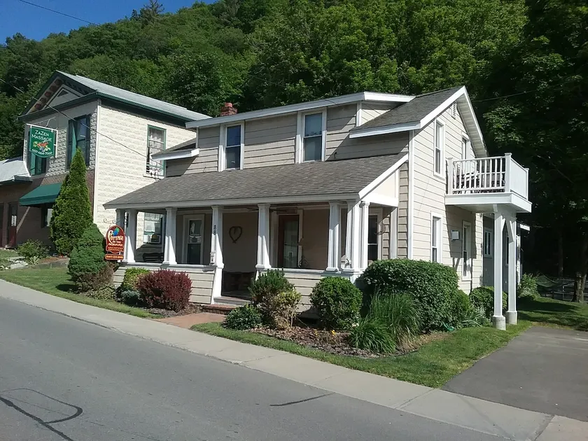 Cottage on the Square in the Heart of Hammondsport - Image 1