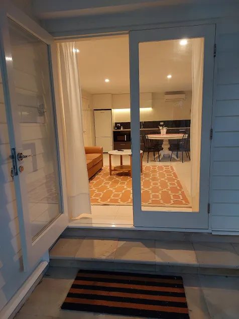 Bardon Retreat-luxury bed & bath - Image 1