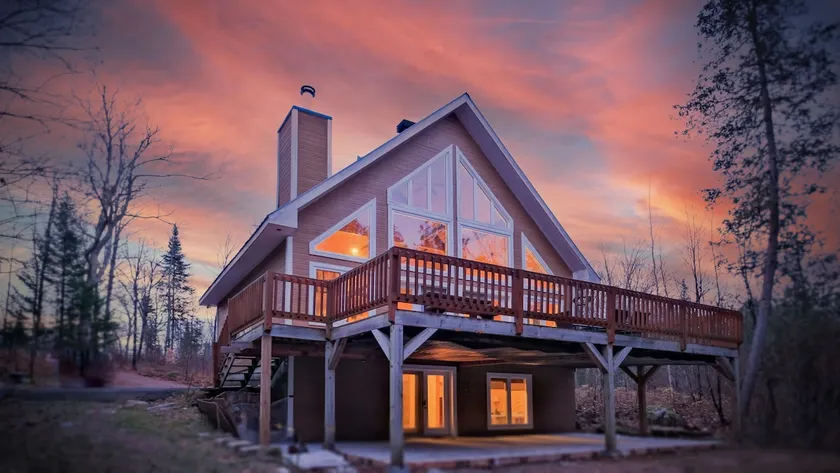 Spacious waterfront chalet – navigable lake - Image 1
