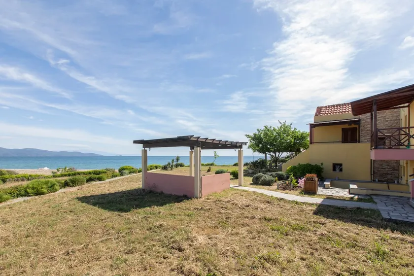 Seafront house with garden - Image 1