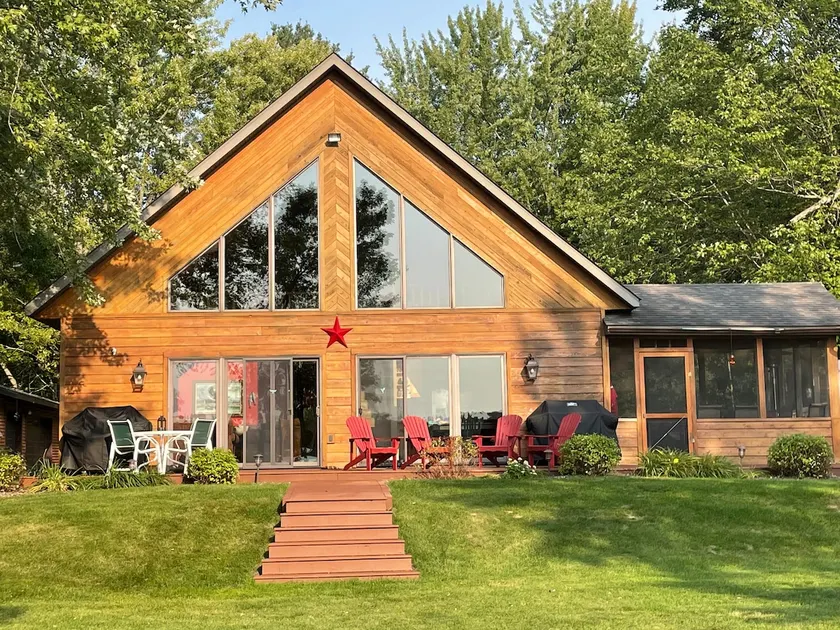 Smukke Four Season Northern Wisconsin Lakeshore Chalet - Image 1