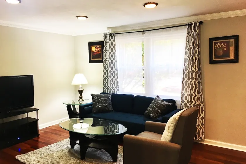 Beautiful Townhouse - Vienna Metro, 20 Min to DC - Image 1