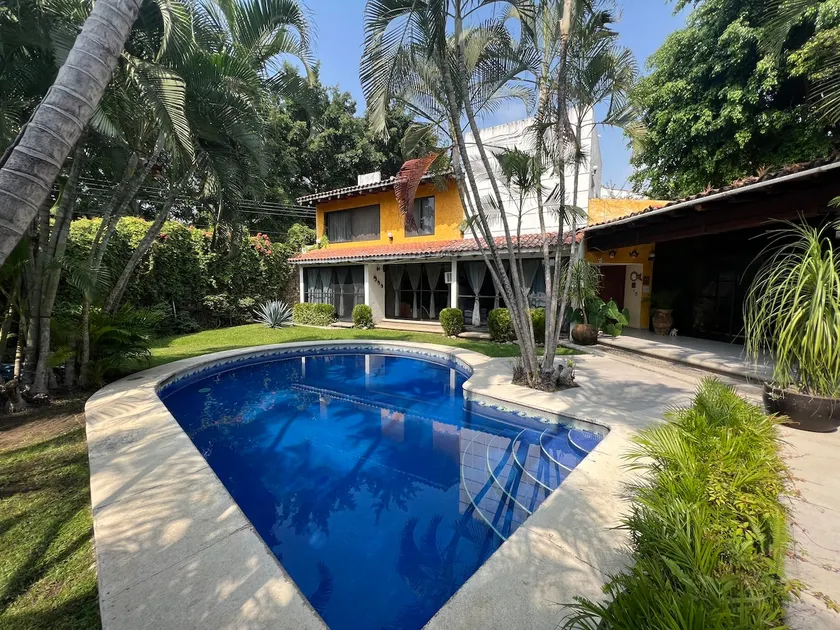 Beautiful residence with a private pool in Burgos - Image 1