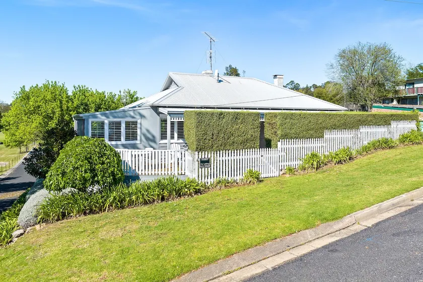 Maisie's River House - Image 1