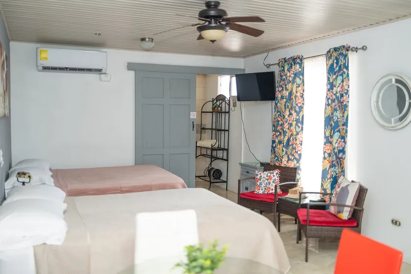 Double bed loft/ 5 min airport + A/C - Image 1
