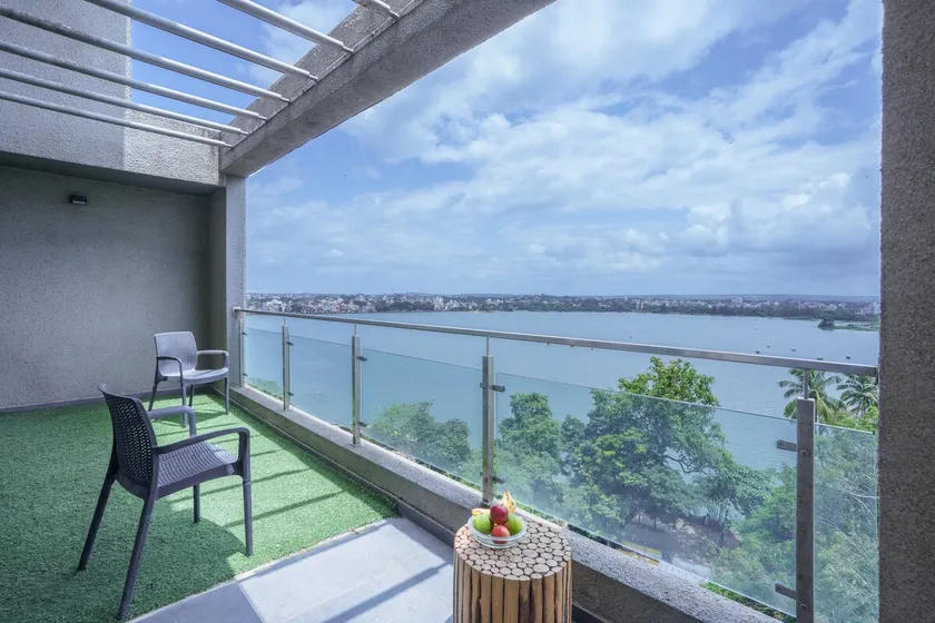 Grey Stone - Lakefront PentHouse Family Rooms - Image 1