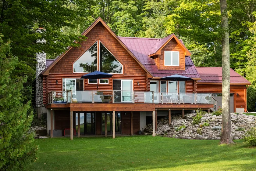 Beautiful Log Cabin on The Bay - Image 1