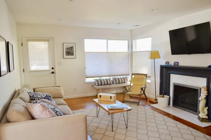 Modern Coastal 2B1B • Remodeled • Walk to Pier • Backyard • Free Parking - Image 1