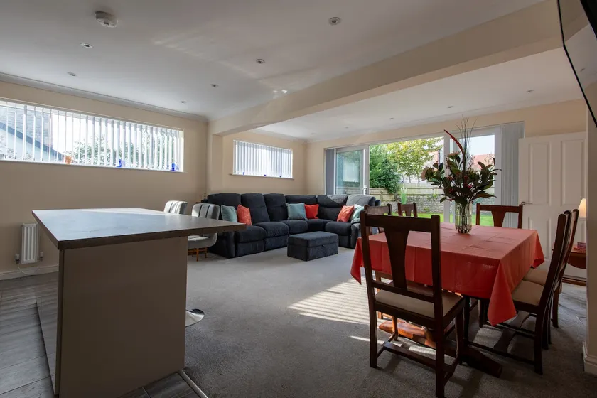 Modern Renovated and Central 4 Bedroom House - Image 1