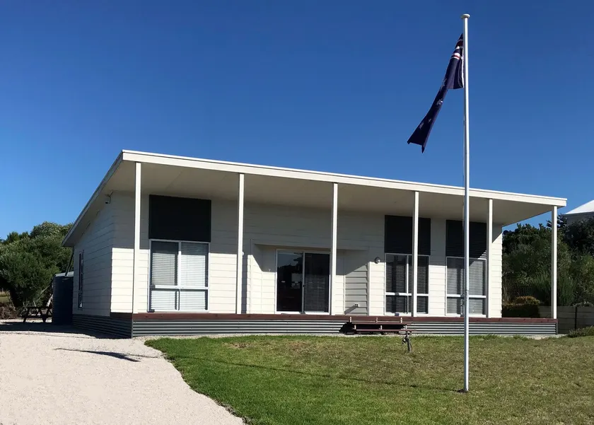 Kangaroo Pause Holiday home at Clayton Bay - Image 1