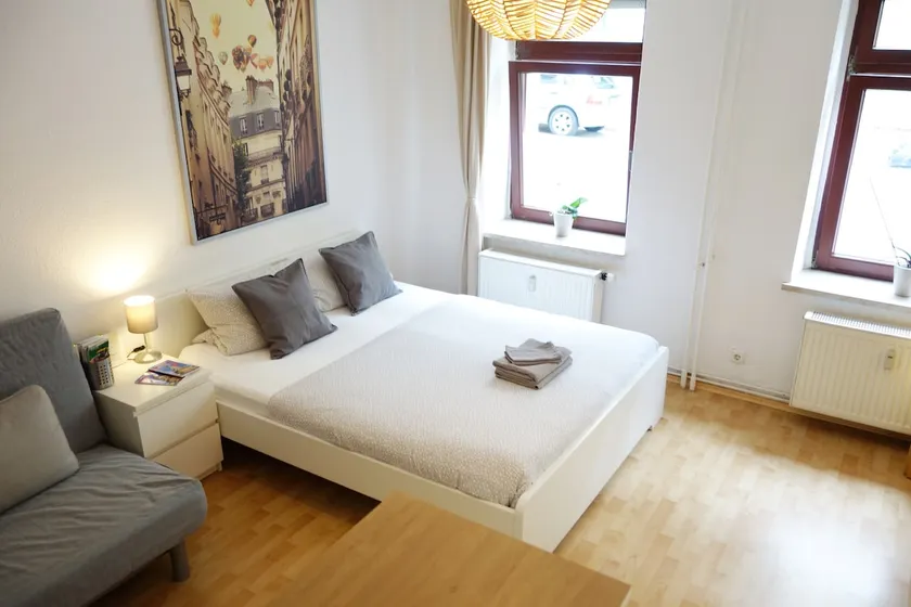 Cozy & quiet apartment in the trendy Neustadt district - Image 1