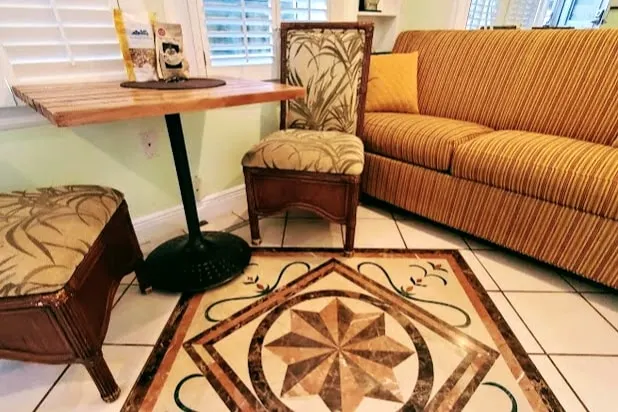 Cozy, charming secluded 1 bedroom close to beach - Image 1