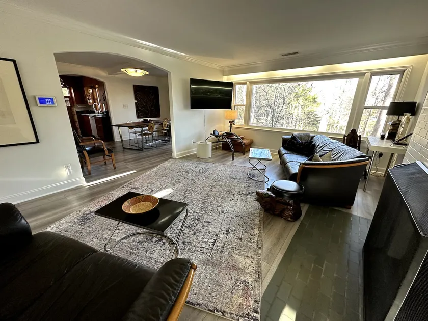 Remarkable Lake House sleeps 6 adults + 1 under 18 - Image 1
