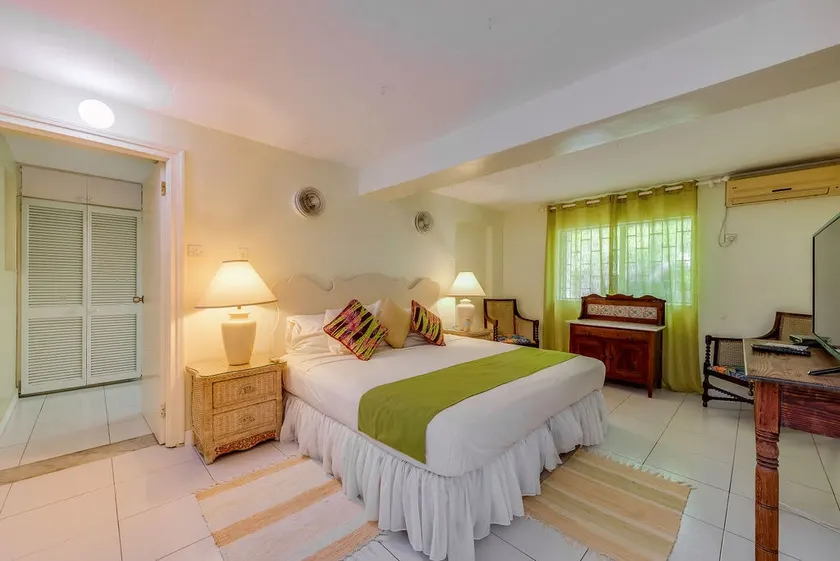 Beach Side Spacious Garden Apt. - Image 1