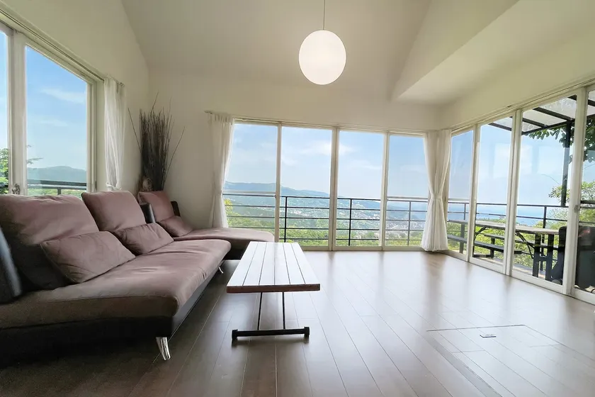Special views from the open ceiling living room - Image 1