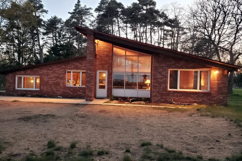 Lakefront Cedar Cottage - Large Yard, Max 8 People - Image 1
