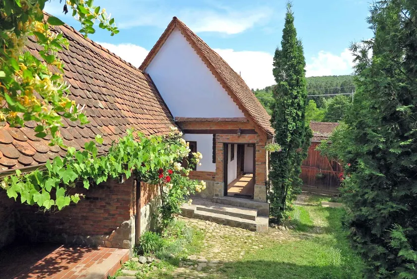 • CASA LOPO • Ferme de vacances à Hirtendorf au pied des Carpates en Roumanie - Image 1