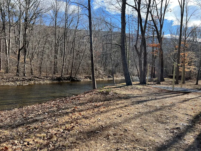 Cozy Creekside 2-bedroom home. - Image 1