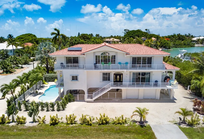 Beautiful Beachfront Villa w/ Pool/Tiki/Dock - Image 1