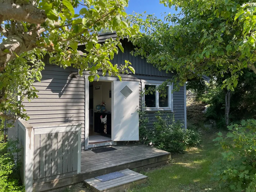 Small modern detached house - Image 1