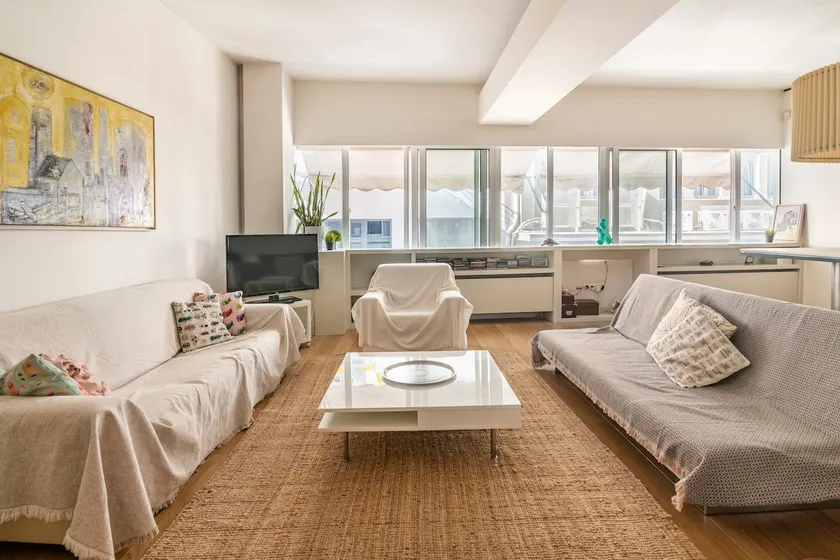 Spacious Downtown Loft - Image 1