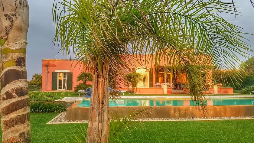 Light flooded Poolvilla embedded in vinyeards - Image 1