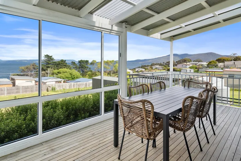 Modern Ocean View Cottage | Walk to Beach & Pub - Image 1
