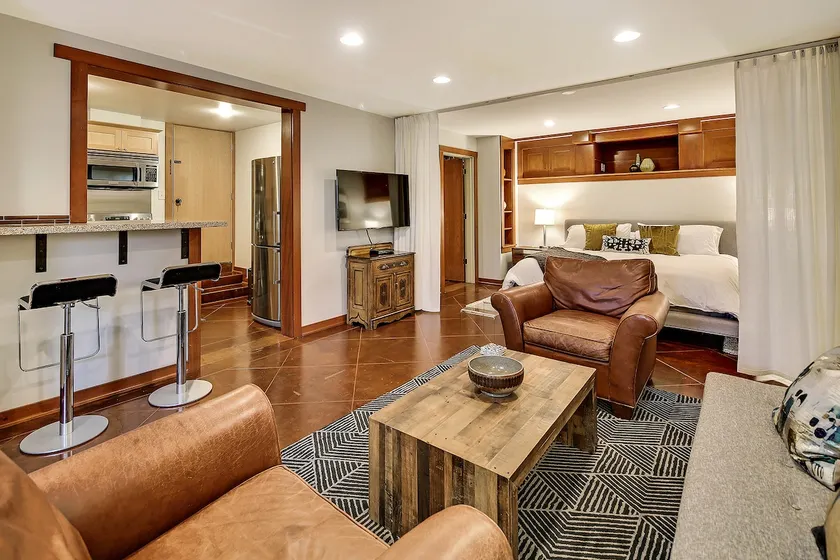 Tangletown King Suite with Full Kitchen and Private Study - Image 1