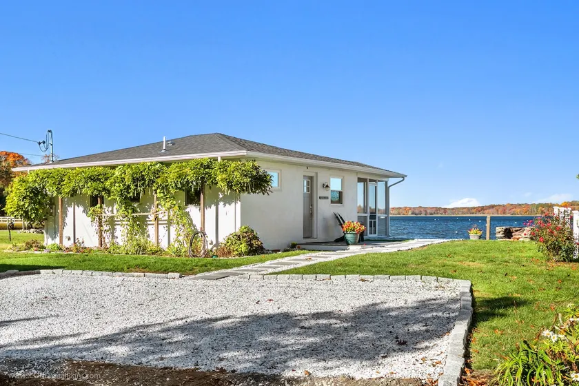 Beach Front Cottage in Bristol - Image 1