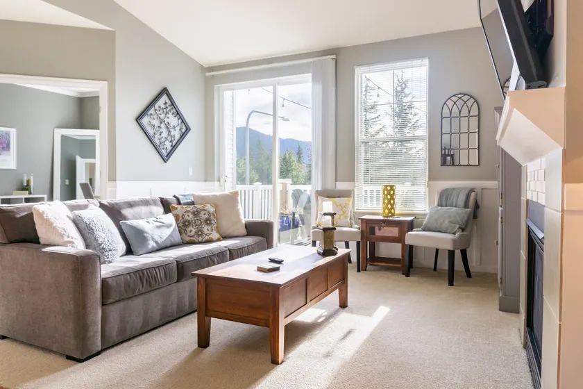 Beautiful top floor condo - Image 1