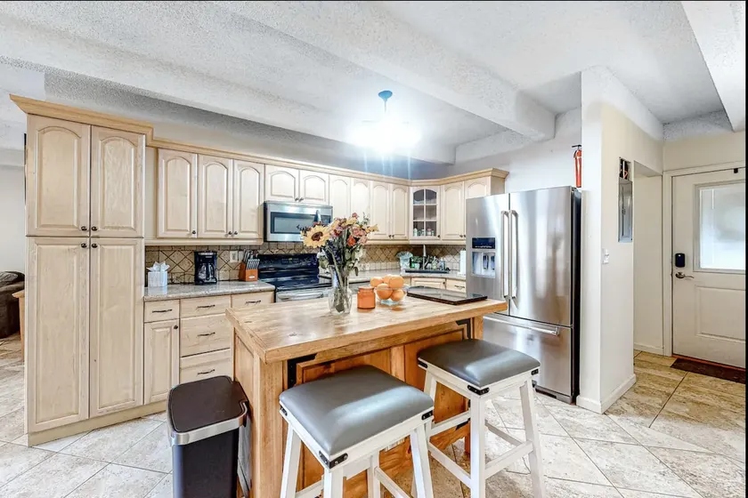 Perfect location 3-bdrm with pool & hot tub - Image 1