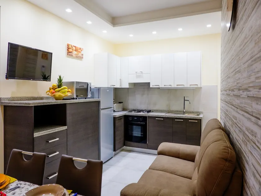 Newly refurbished centrally located 2 bedroom apartment near Sorrento - Image 1