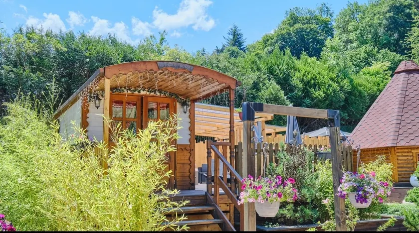 Trailer with private 24-hour Jacuzzi - Image 1