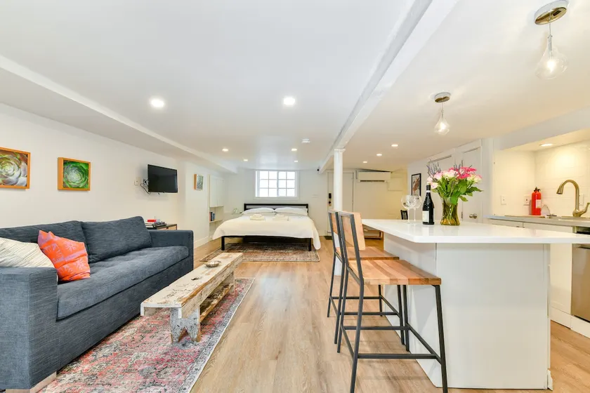 Stylish garden level studio with a private patio - Image 1