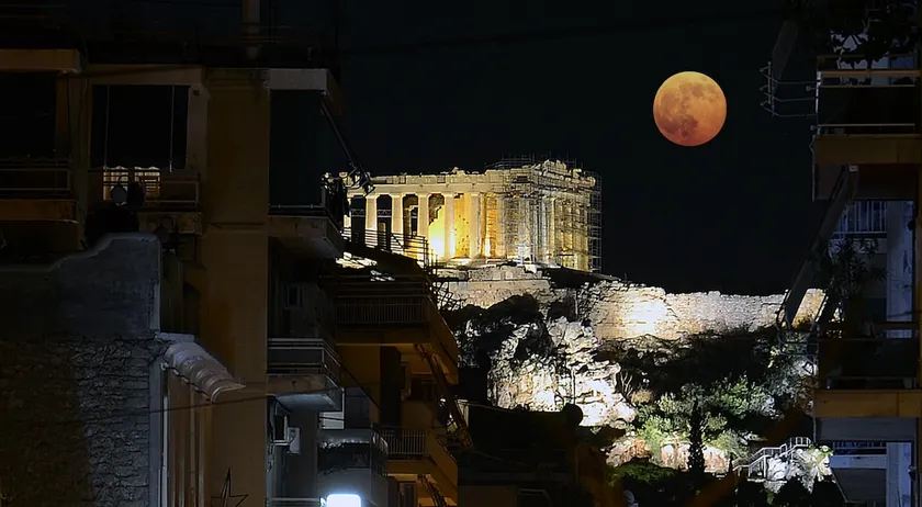 Urban Art Experience with Acropolis View - Image 1