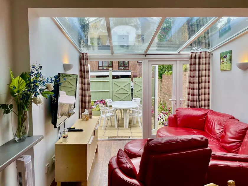 Somers 4 bed House off road parking pet friendly - Image 1