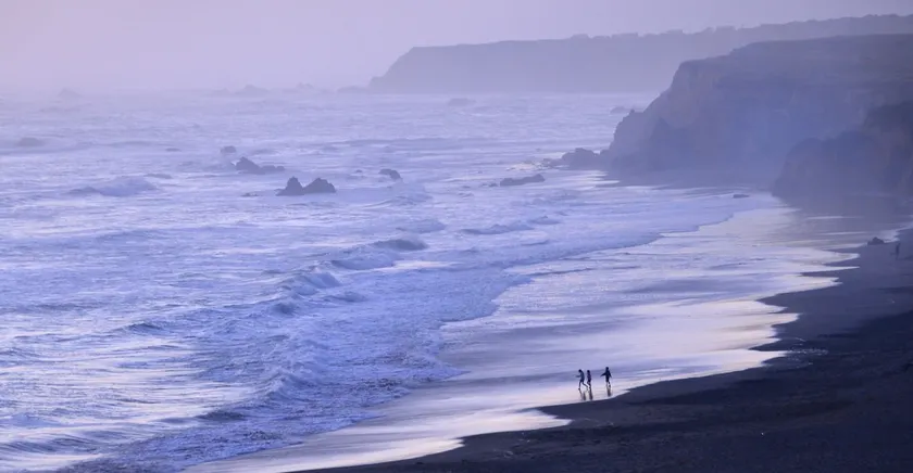Stunning oceanfront views, beach, hot tub - Image 1