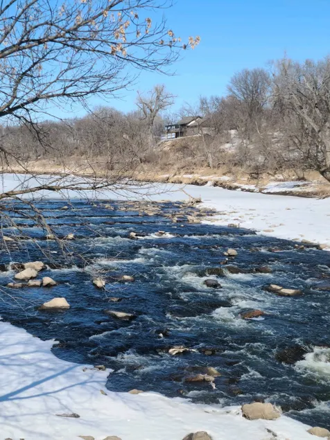 Hütte am Big Sioux River mit rauschendem Wasser des Klondike Damms. - Image 1