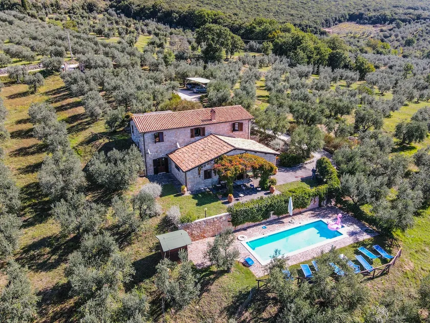 Farmhouse with private pool - Image 1