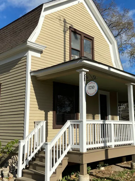 Urban Farmhouse near O’Hare Airport - Image 1