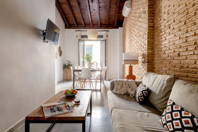 Spacious 4-bedroom apartment in Triana - Image 1