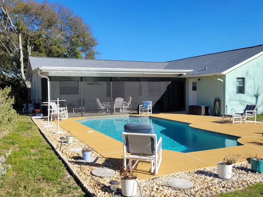 3 bedroom, 2 bath,  pool home that sleeps 6, with screened back patio - Image 1