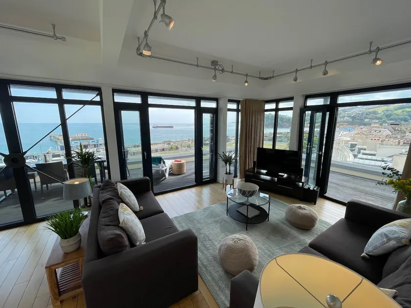 Penthouse Five - Stunning Spacious Apartment with Unrivalled Panoramic Sea Views - Image 1