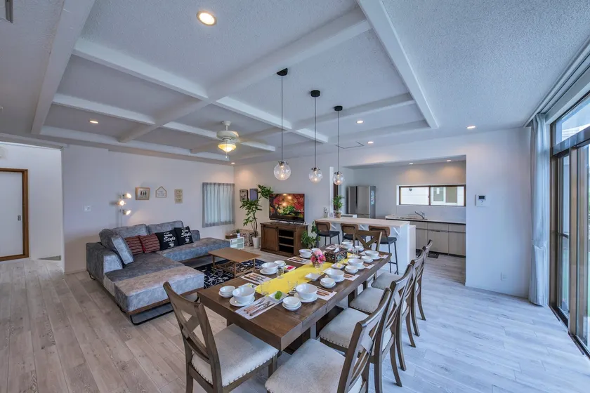 Popularity rising fast ~ Large groups welcome ~ Onna seaside inn that can accommodate up to 15 people | Spacious living room + Okinawa private villa - Image 1