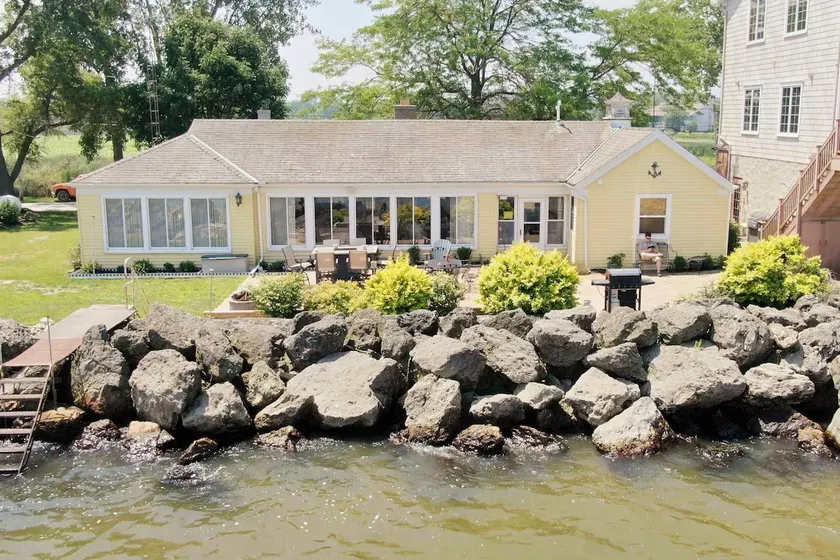 \"SHELLSEEKER\"  4 BED LAKEFRONT PRIVATE BEACH SLEEPS 14 plus - Image 1