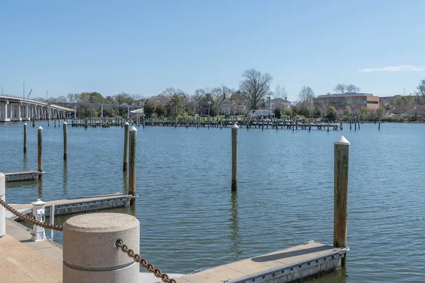 Prime Downtown 2BR Near HU & Waterfront - Image 1