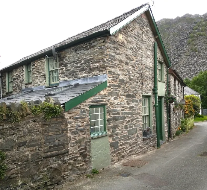 Ty Hen - Quirky Grade II Listed Cottage - Image 1