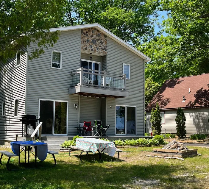 Benzie Lake House - Fish, Golf, Hike - Image 1